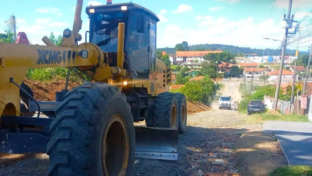 Rua da Vila Ivete recebe obras de patrolamento e empedramento